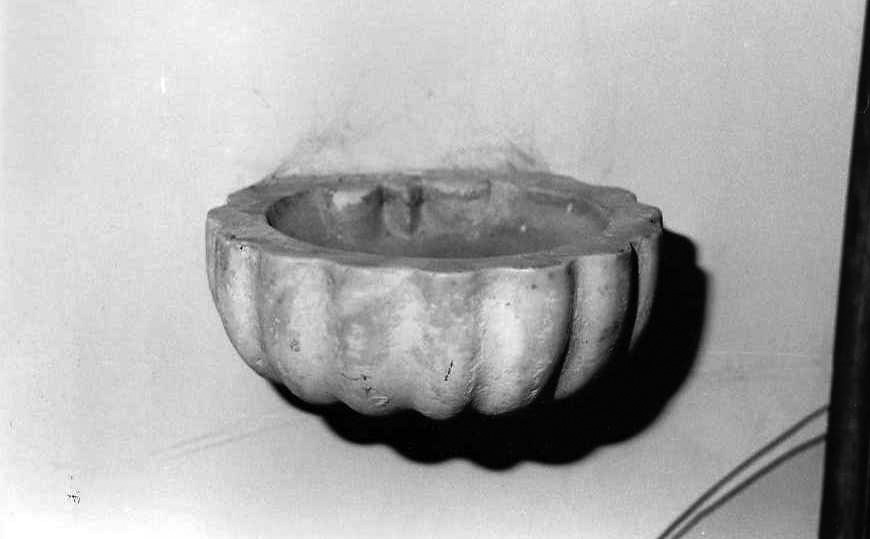 acquasantiera da parete, serie - bottega campana (sec. XIX)