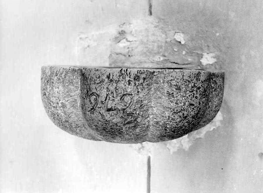 acquasantiera da parete - bottega campana (prima metà sec. XX)