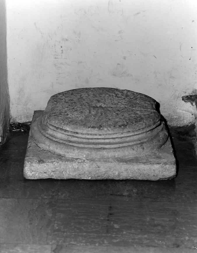 base di colonna, frammento - bottega campana (fine/inizio secc. XV/ XVI)