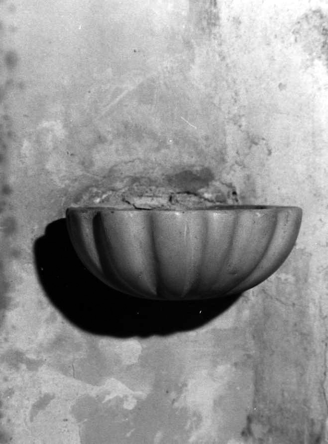 acquasantiera - a conchiglia - bottega campana (sec. XIX)