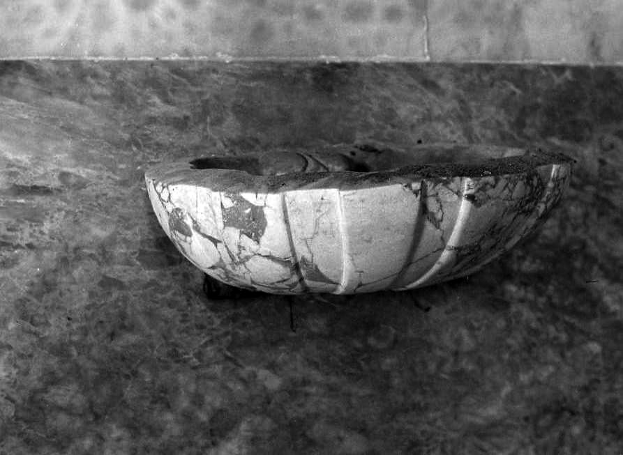 acquasantiera - a conchiglia - bottega campana (sec. XIX)