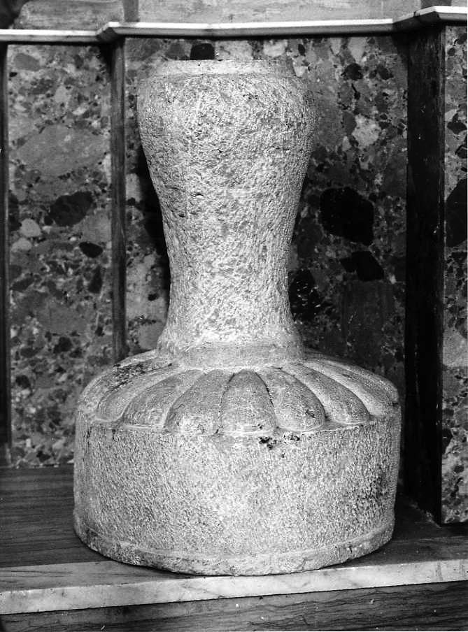 acquasantiera, frammento - bottega campana (fine/inizio secc. XVI/ XVII)