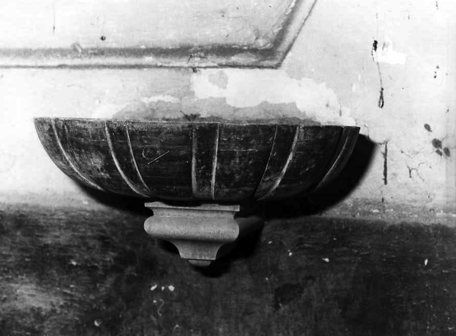 acquasantiera - a conchiglia, serie - bottega campana (sec. XVIII)