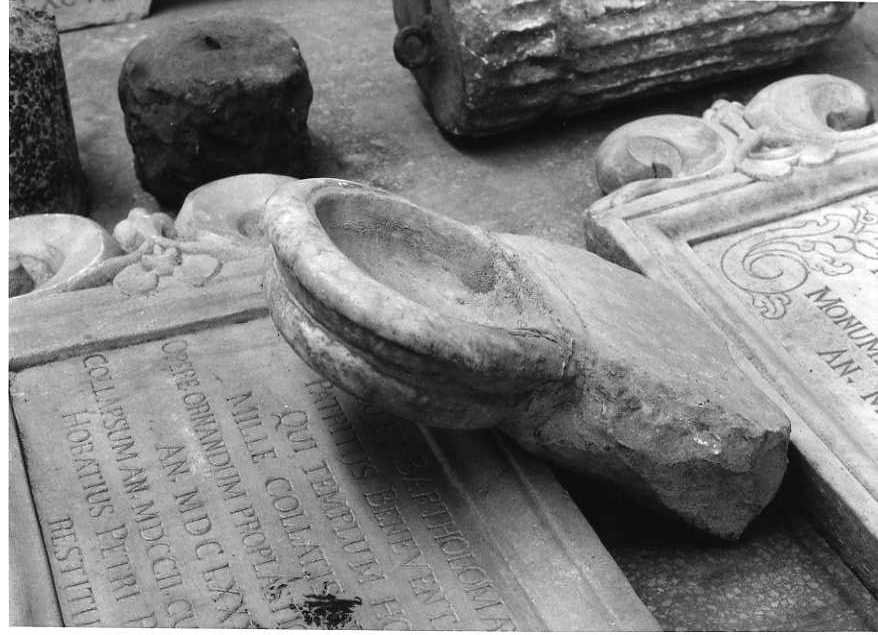 acquasantiera, frammento - bottega campana (sec. XVIII)