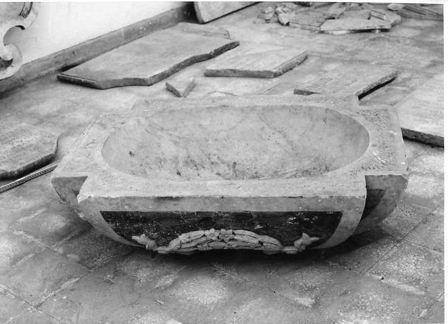 acquasantiera, frammento - bottega campana (inizio sec. XX)