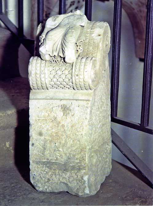 decorazione plastica, frammento - bottega campana (sec. XVI)