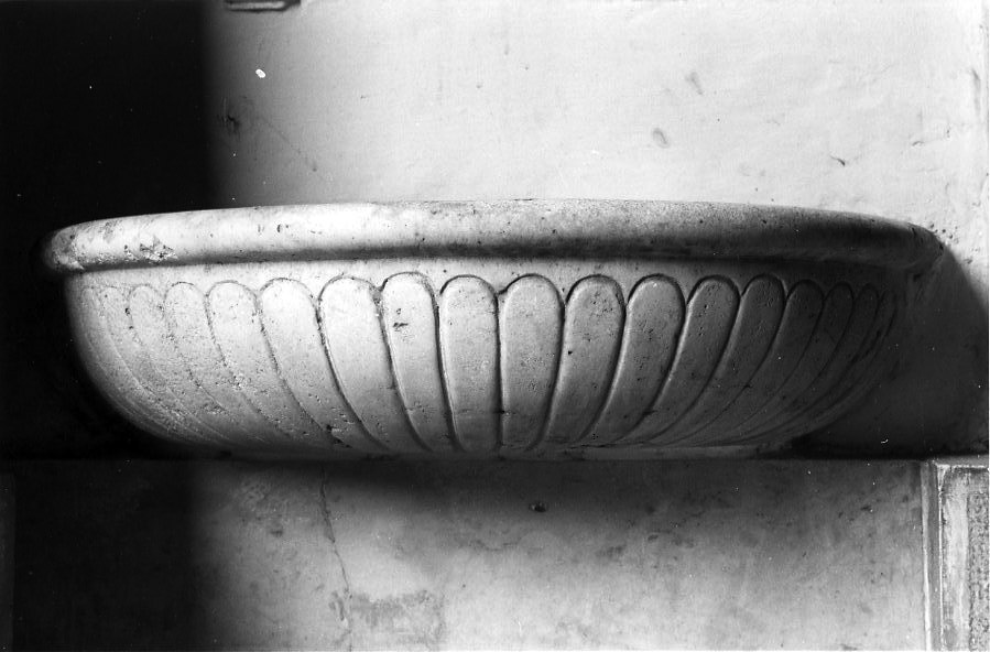 acquasantiera da parete - bottega campana (secondo quarto sec. XX)