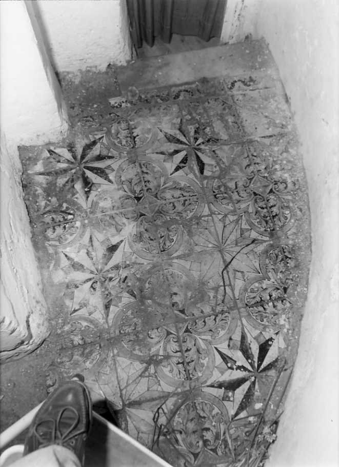 motivi decorativi geometrici e vegetali (pavimento a mattonelle) - bottega campana (seconda metà sec. XIX)