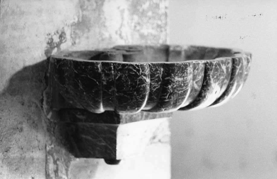 acquasantiera - a conchiglia, serie - bottega campana (sec. XVIII)