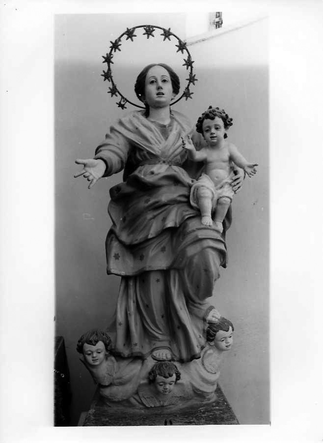 Madonna con personaggi che implorano il suo aiuto (statua) - bottega campana (sec. XVIII)