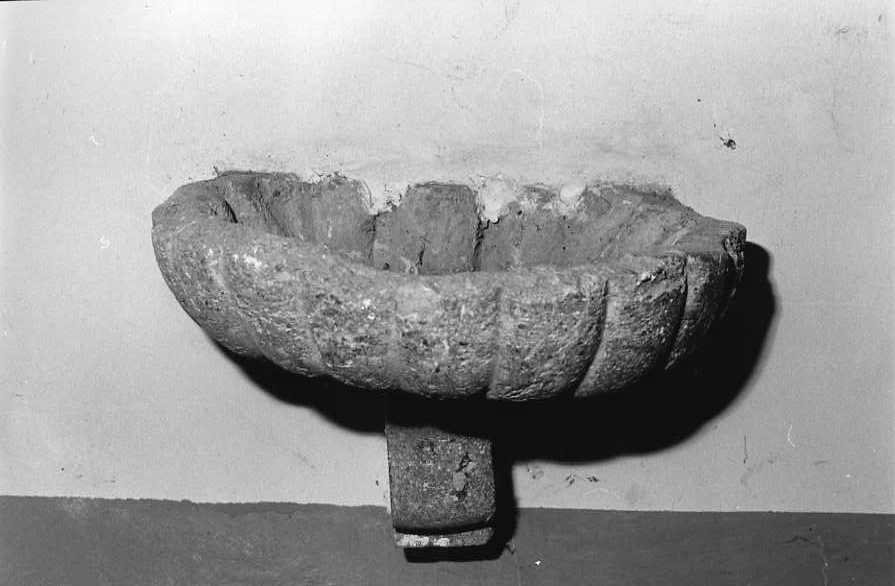 acquasantiera da parete - bottega campana (sec. XVIII)