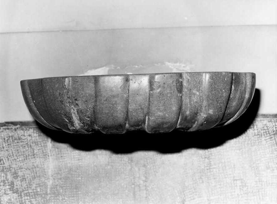acquasantiera - a conchiglia, serie - bottega campana (sec. XVIII)