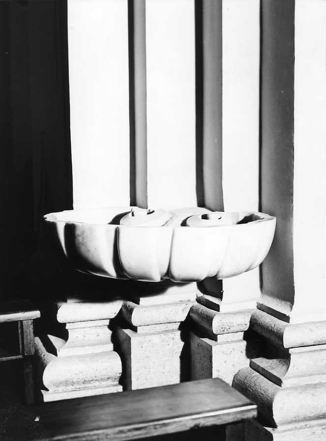 acquasantiera - a conchiglia, serie - bottega campana (sec. XVIII)