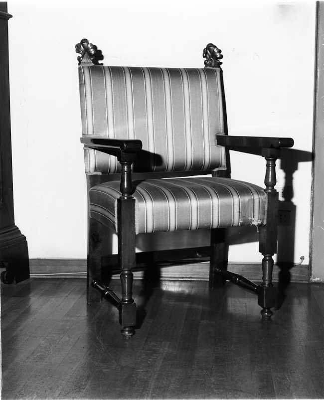 sedia - a braccioli, serie - bottega campana (prima metà sec. XX)