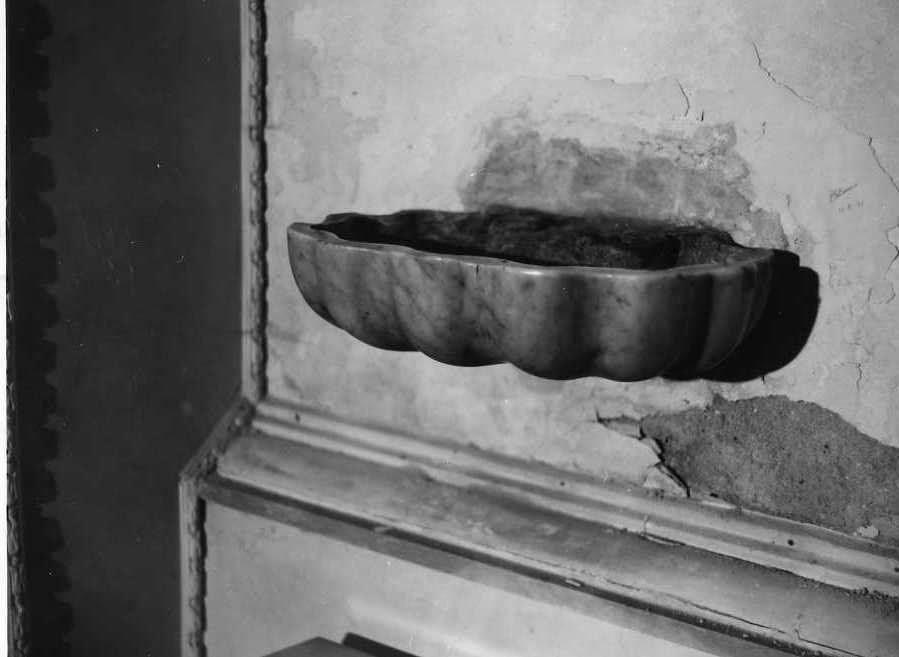 acquasantiera - a conchiglia - bottega campana (sec. XVIII)