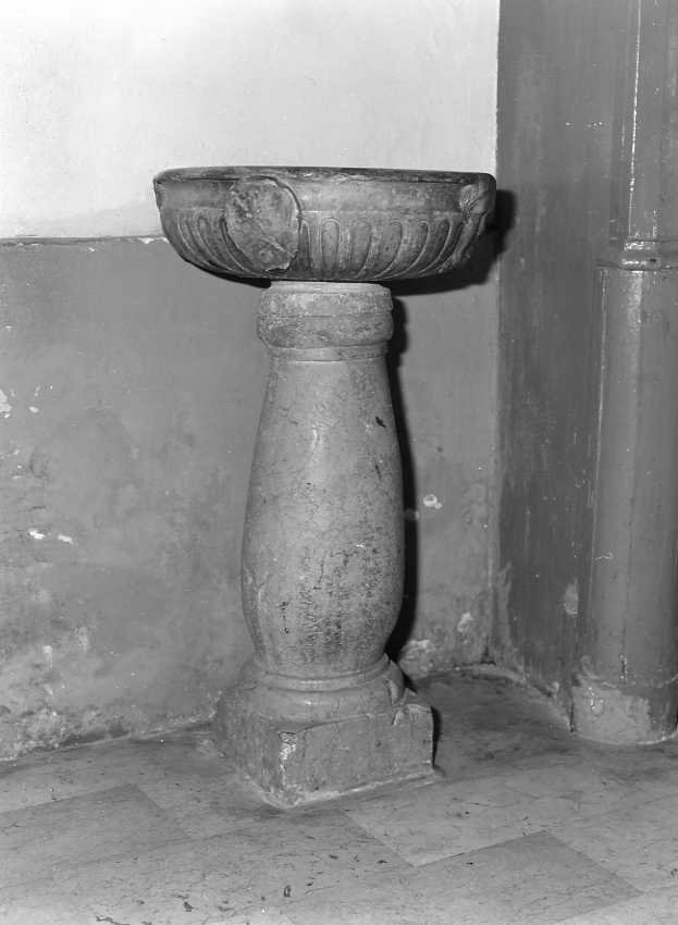 acquasantiera - a fusto - bottega campana (sec. XVI)