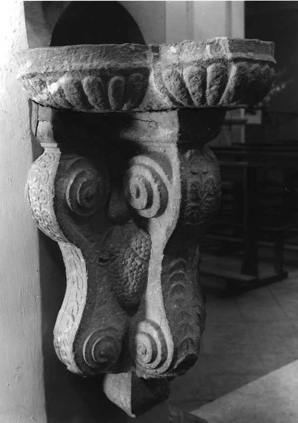 acquasantiera da parete, serie - bottega campana (sec. XVI)