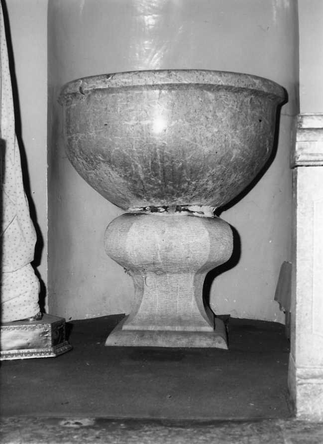 fonte battesimale - a vasca - bottega campana (sec. XVII)