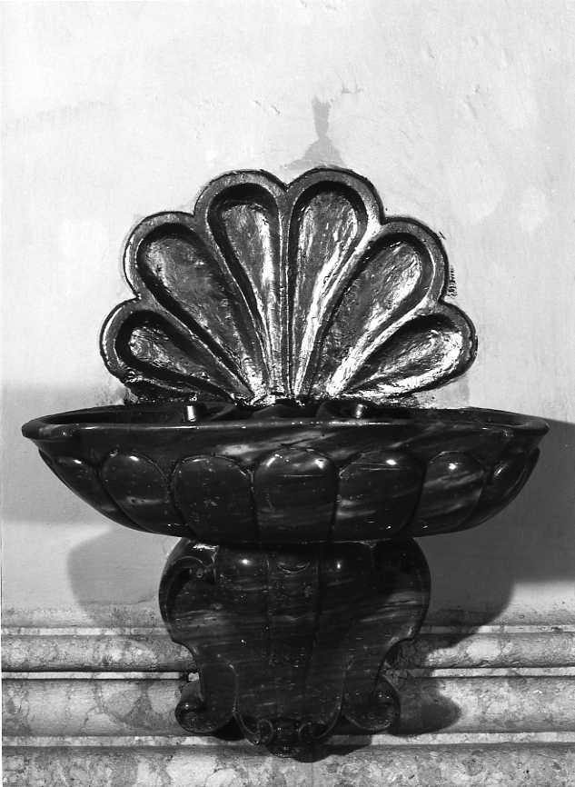 acquasantiera - a conchiglia - bottega campana (sec. XVIII)