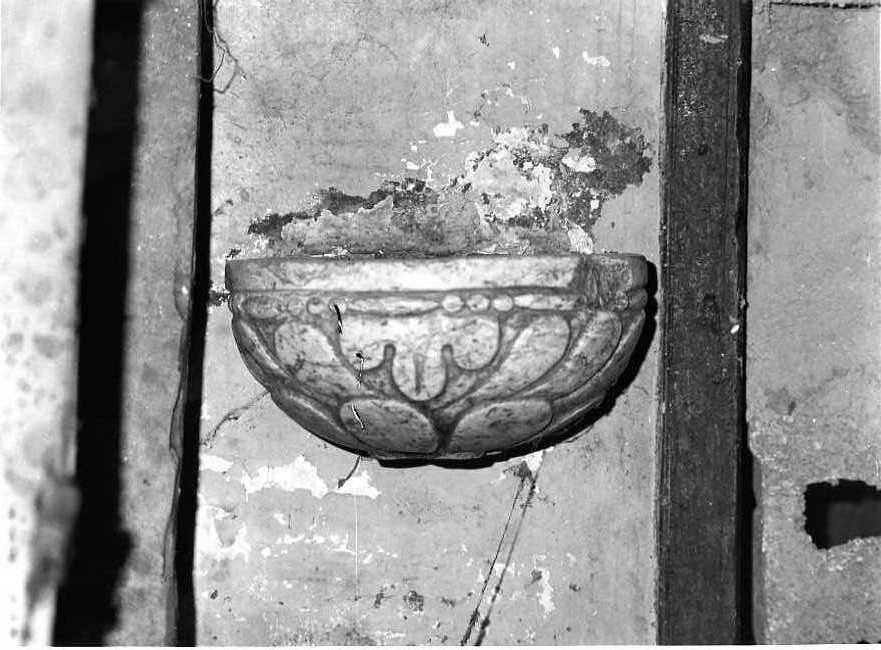 acquasantiera da parete, serie - bottega campana (sec. XVII)