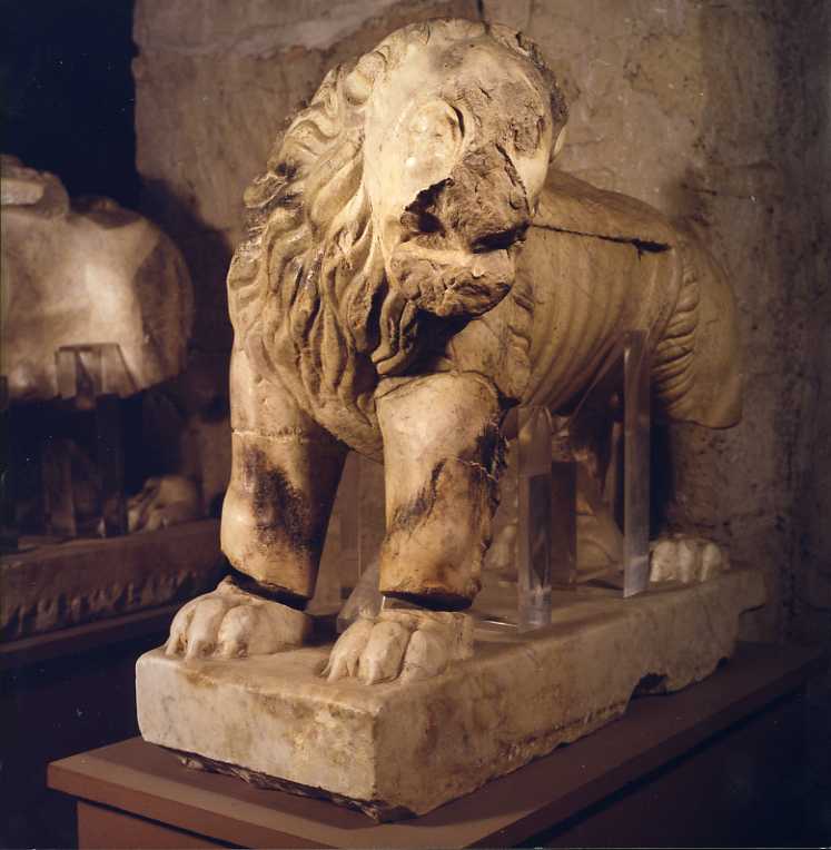 leone (scultura, elemento d'insieme) di Nicola Monteforte da (sec. XIV)