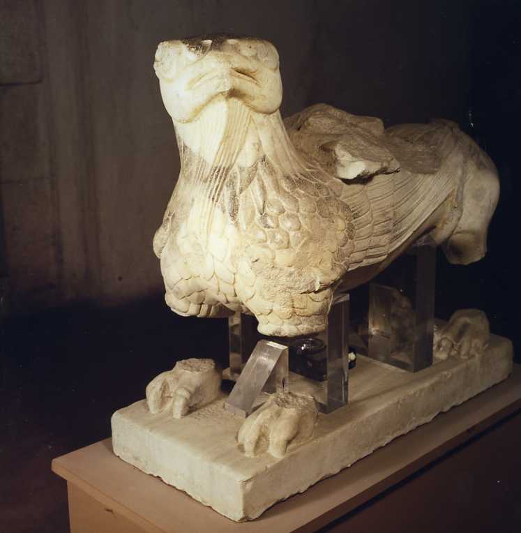 grifone (scultura, elemento d'insieme) di Nicola Monteforte da (sec. XIV)