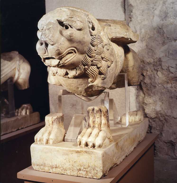 leone (scultura, elemento d'insieme) di Nicola Monteforte da (sec. XIV)