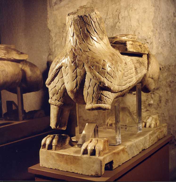 grifone (scultura, elemento d'insieme) di Nicola Monteforte da (sec. XIV)