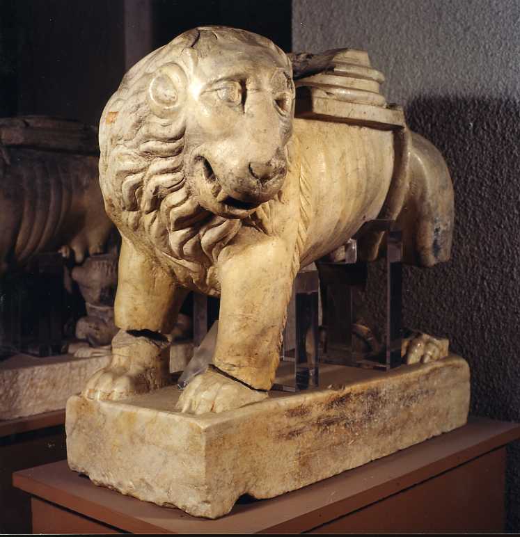 leone (scultura, elemento d'insieme) di Nicola Monteforte da (sec. XIV)