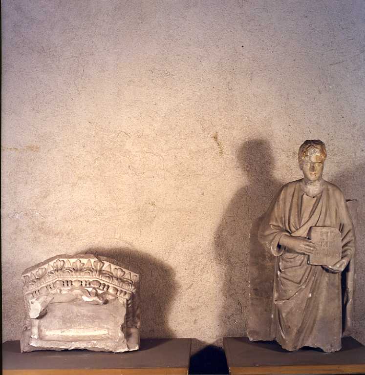 San Giovanni Evangelista (scultura, elemento d'insieme) di Nicola Monteforte da (sec. XIV)