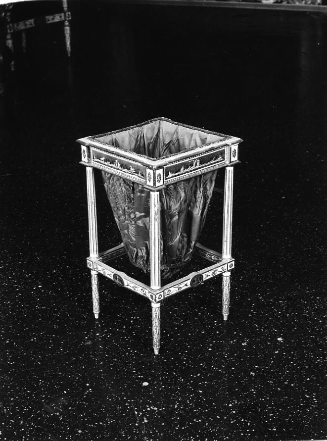 cestino - bottega campana (seconda metà sec. XVIII)