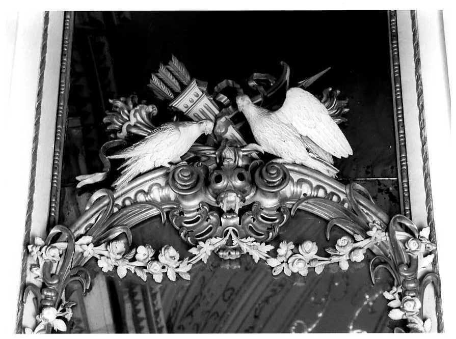 Due colombe con arco, faretra e frecce, Decorazione Architettonica (cornice, elemento d'insieme) di Fiore Gennaro - bottega napoletana (seconda metà sec. XVIII)