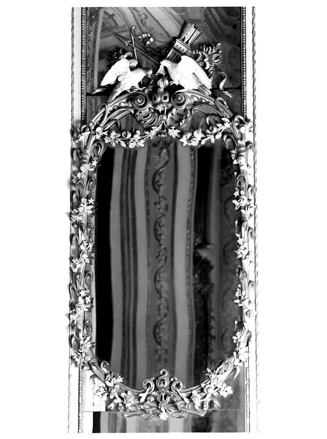 Cornice con due colombe con arco, faretra e frecce, Decorazione Architettonica (cornice, elemento d'insieme) di Fiore Gennaro - bottega napoletana (seconda metà sec. XVIII)