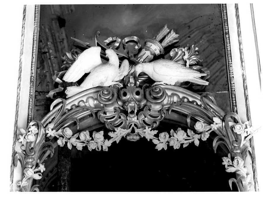 Due colombe con arco, faretra e frecce, Decorazione Architettonica (cornice, elemento d'insieme) di Fiore Gennaro - bottega napoletana (seconda metà sec. XVIII)