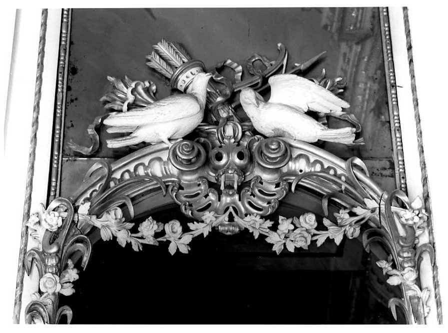 Due colombe con arco, faretra e frecce, Decorazione Architettonica (cornice, elemento d'insieme) di Fiore Gennaro - bottega napoletana (seconda metà sec. XVIII)