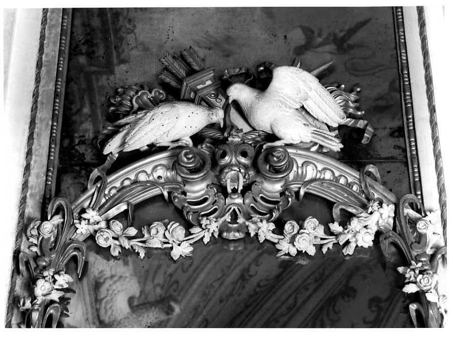 Due colombe con arco, faretra e frecce, Decorazione Architettonica (cornice, elemento d'insieme) di Fiore Gennaro - bottega napoletana (seconda metà sec. XVIII)