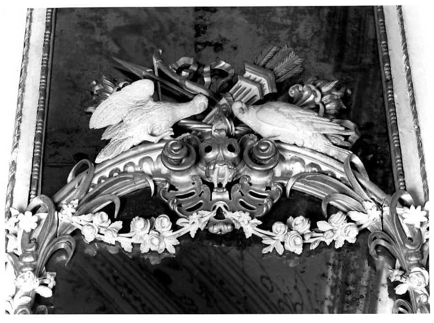 Due colombe con arco, faretra e frecce, Decorazione Architettonica (cornice, elemento d'insieme) di Fiore Gennaro - bottega napoletana (seconda metà sec. XVIII)