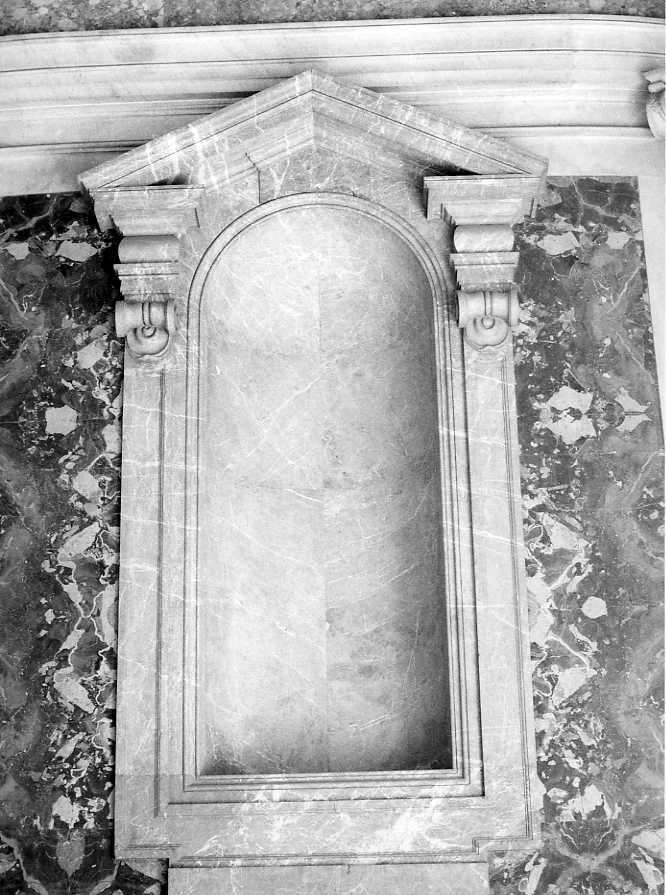 Nicchia con timpano, Decorazione architettonica (nicchia, elemento d'insieme) di Vanvitelli Luigi (terzo quarto sec. XVIII)