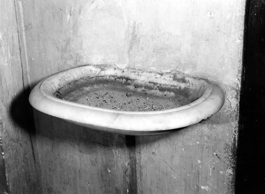 acquasantiera da parete - bottega campana (fine/inizio secc. XIX/ XX)