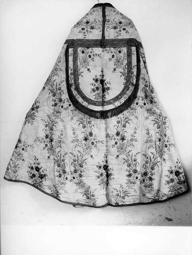 piviale - manifattura campana (seconda metà sec. XVIII)