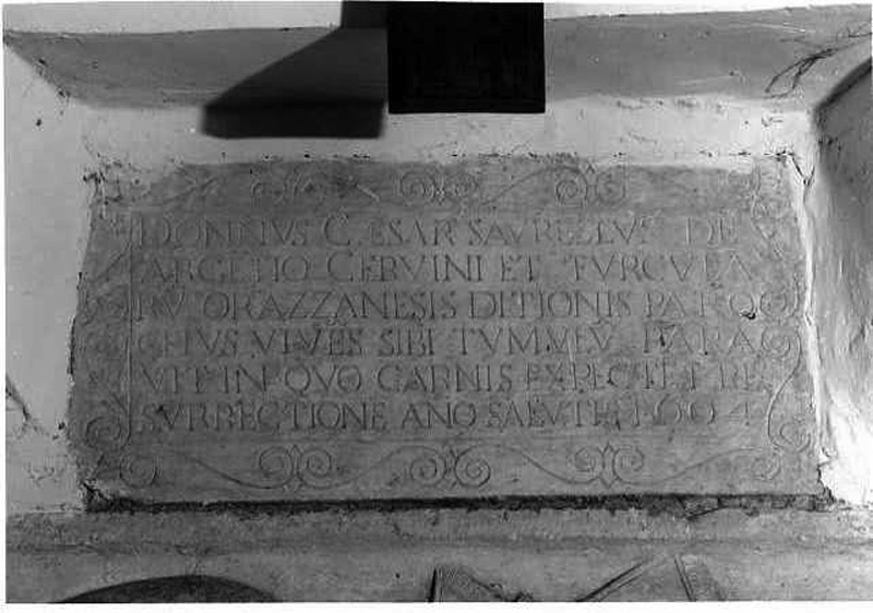 lapide tombale, elemento d'insieme - bottega campana (sec. XVII)