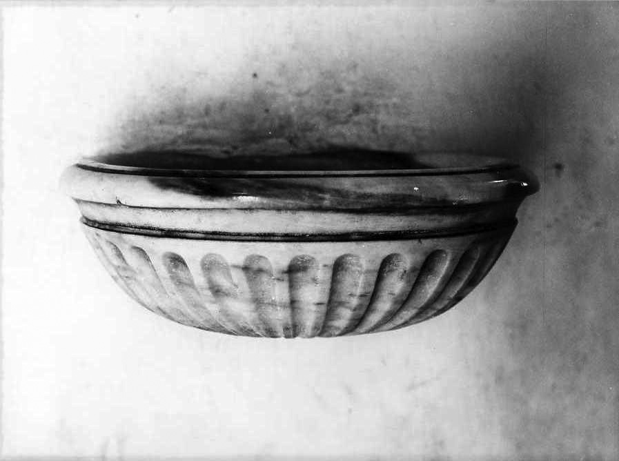 acquasantiera - a conchiglia - bottega campana (seconda metà sec. XIX)