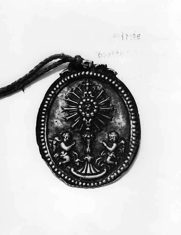 angeli adoranti il calice eucaristico (medaglione, serie) - bottega campana (secc. XVIII/ XIX)