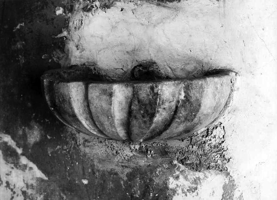 acquasantiera - a conchiglia - bottega campana (sec. XIX)