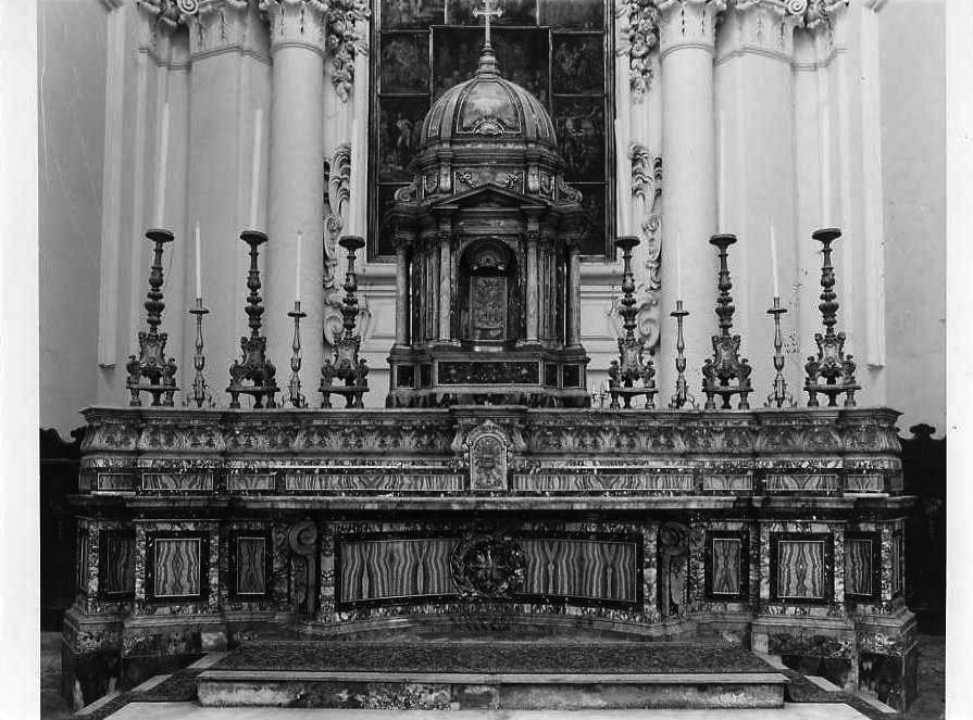 altare maggiore di Di Lucca Antonio, Vanvitelli Luigi (sec. XVIII)