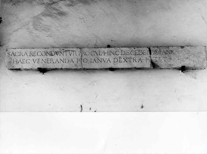 lapide, frammento - bottega campana (prima metà sec. XVII)