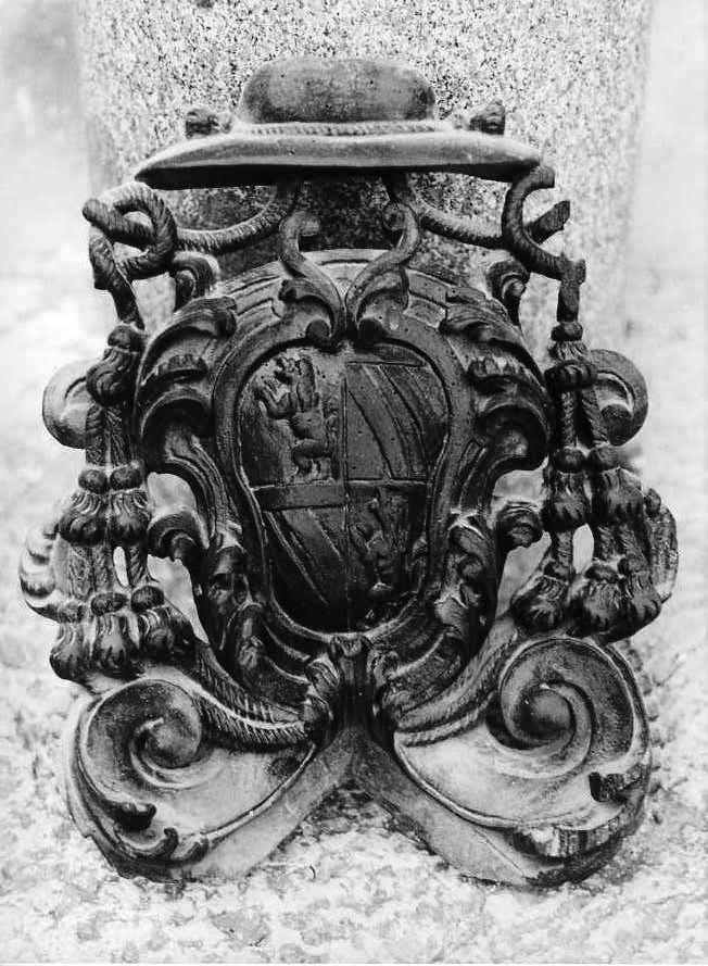 stemma vescovile (rilievo) - bottega napoletana (prima metà sec. XVIII)