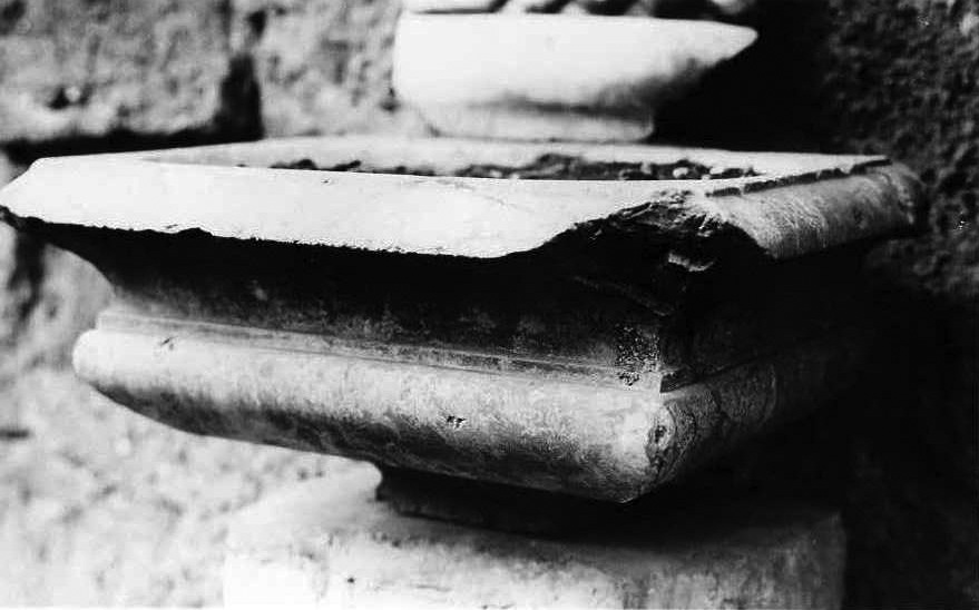 acquasantiera, coppia - bottega napoletana (prima metà sec. XVII)