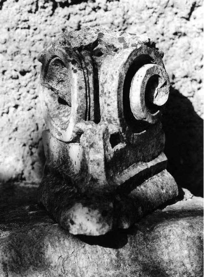 capitello ionico, frammento - bottega campana (sec. XVIII)