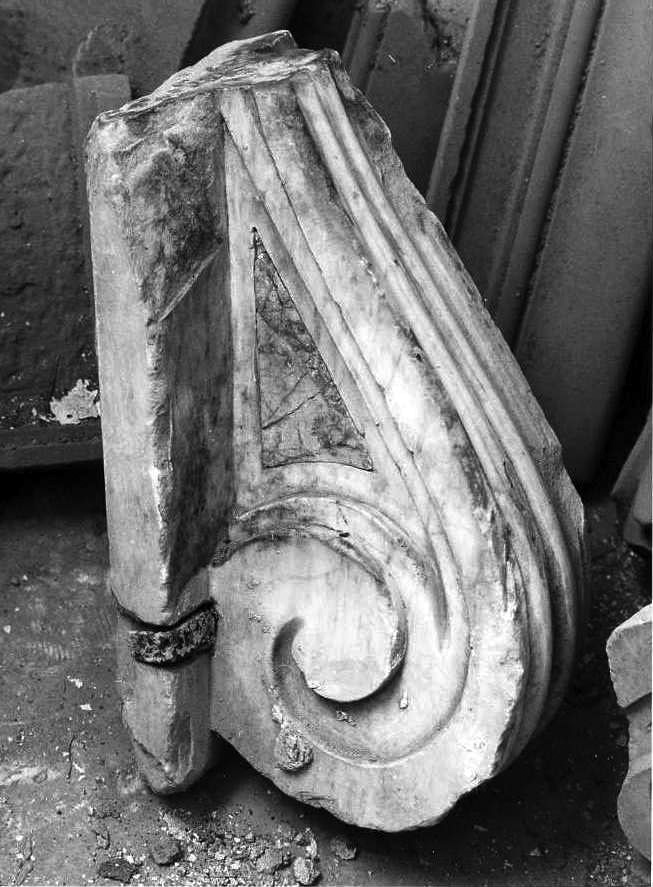 motivo decorativo a volute (decorazione plastica, frammento) - bottega napoletana (fine/inizio secc. XVIII/ XIX)